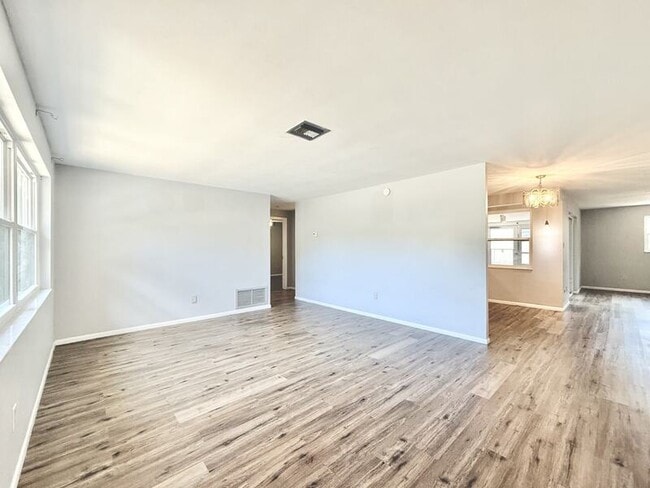 Building Photo - 1501 S Hillcrest Ave