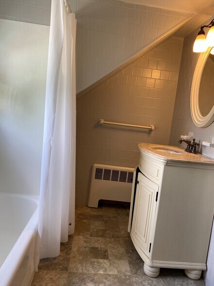 Bathroom - 36 Stone St