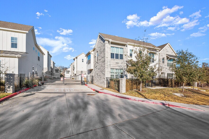 Building Photo - 2624 Metcalfe Rd