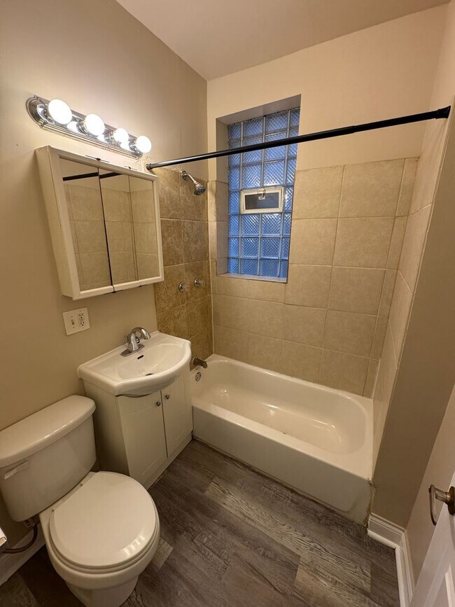 Building Photo - 4827 W Van Buren St