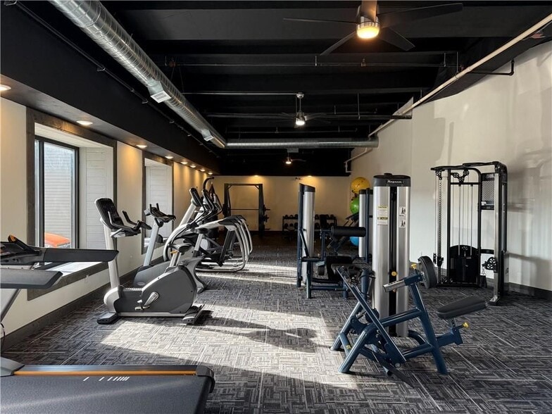 Building Photo - 327 Pine St