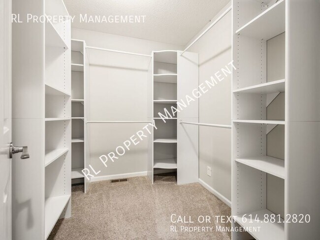 Building Photo - Spacious 3 bedroom 2.5 bathroom condo in W...