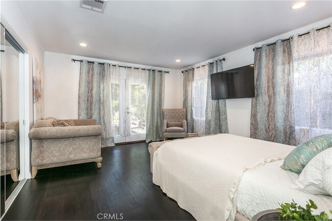 Building Photo - 5825 Fulton Ave