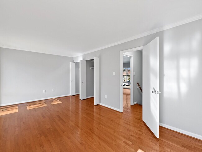Building Photo - Stylish & Spacious Townhome in Prime Location!