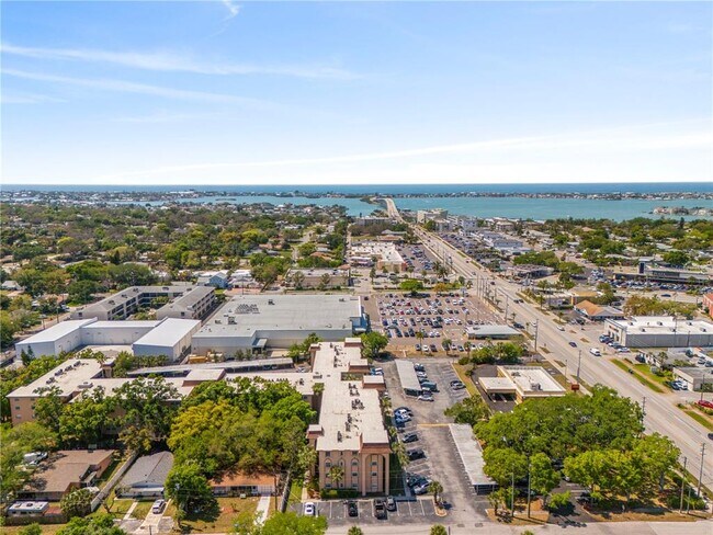 Building Photo - 2525 W Bay Dr