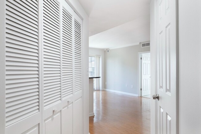 Building Photo - Beautiful 2bd/2ba Condo 1/2 Block from Piedmont Park and 17th Floor View!!