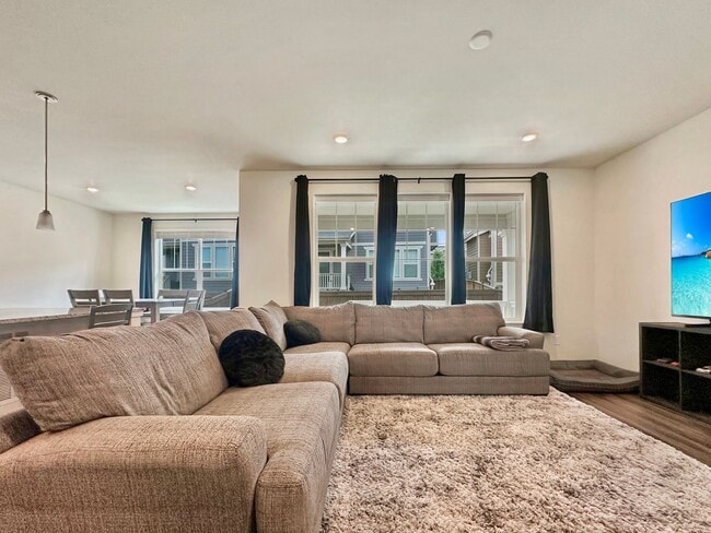 Building Photo - For Rent | $3,200/Month | 3 Bed | 3 Bath |...