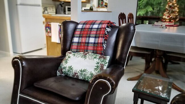 Building Photo - 1881 Cliff Rd