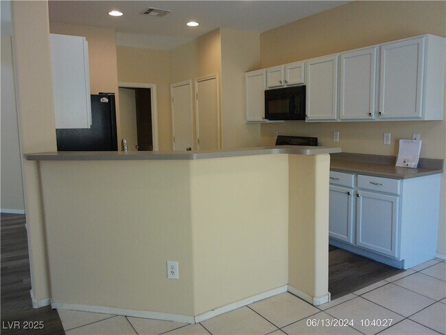 Building Photo - 528 Round Reign Ave