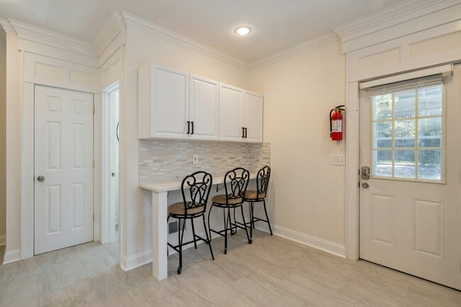 Building Photo - 16 Walnut St