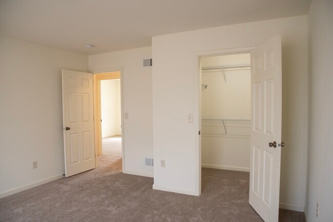 Building Photo - 320 Meadow View Dr
