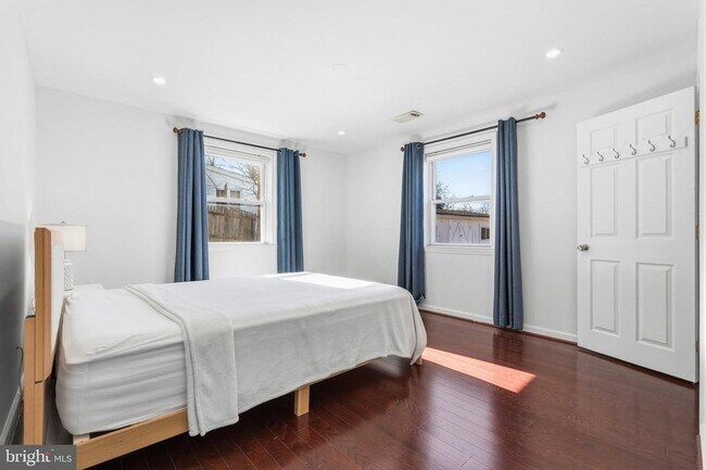 Building Photo - 4016 Hirst Dr