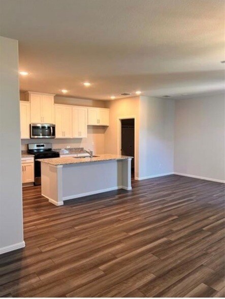 Building Photo - 900 Portina Dr