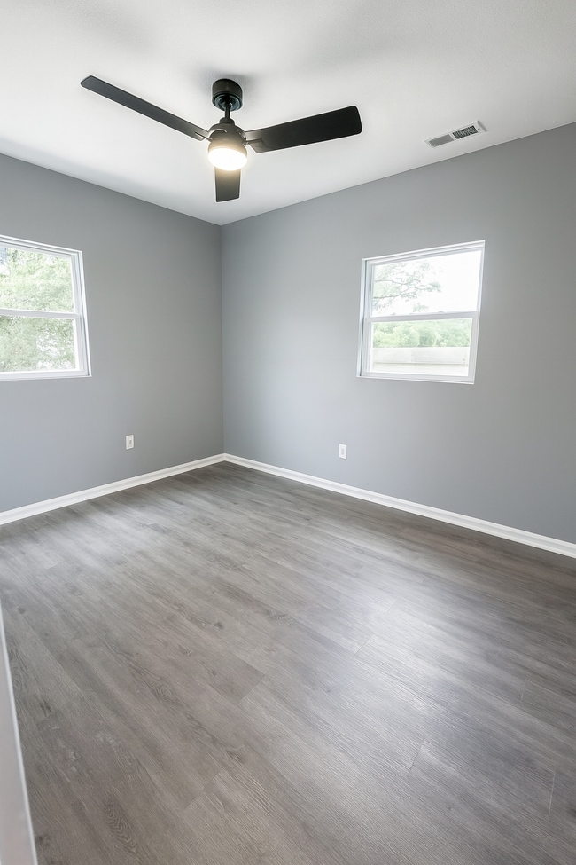 Building Photo - 2025 Central Dr