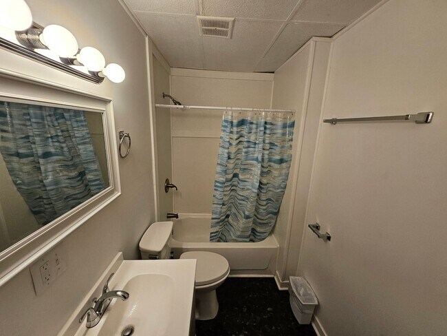 Building Photo - 109 E Eichel Ave