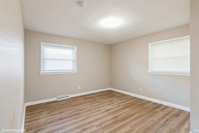 Building Photo - 18379 Glen Oak Ave