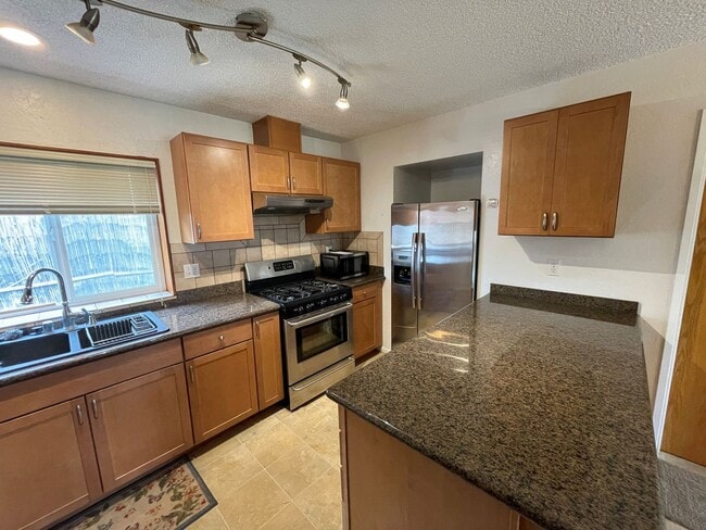 Building Photo - Charming 3 Bedroom, 2 Bath Home with Attac...