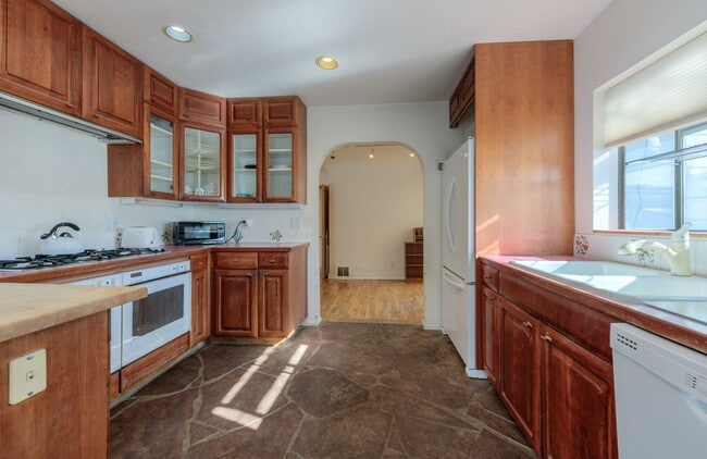 Building Photo - 508 Valley View Dr
