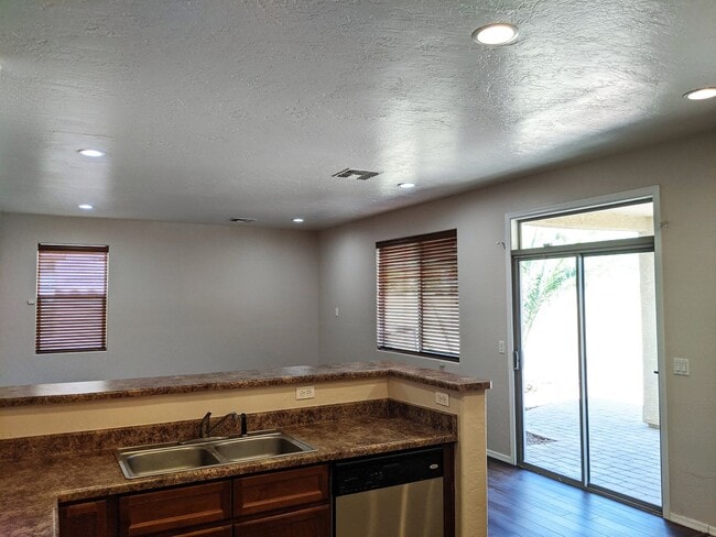 Building Photo - 4 Bedroom Home Near W Southern Ave and S 7...