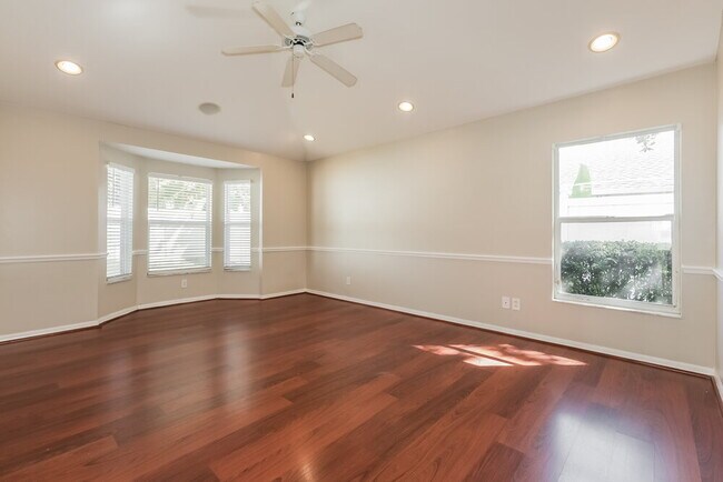 Building Photo - 2010 Berry Lake Dr