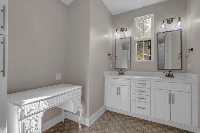 Building Photo - Great price for a huge house! CHARMING Sylvan Heights home 4 Bed 4 Bath. Beautiful private backya...