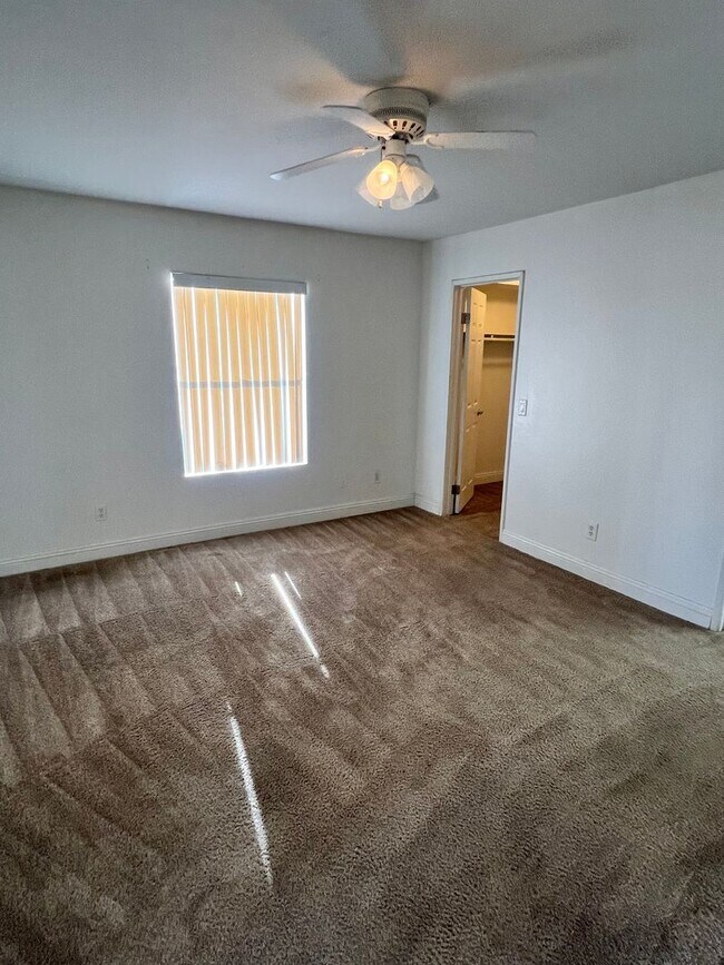 Building Photo - Lower level 2 bedroom close to pool.