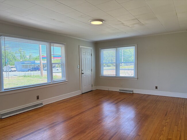 Building Photo - 2 Bedroom, 1 Bathroom House in High Point!