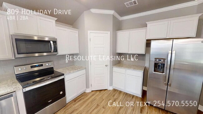 Building Photo - 809 Holliday Dr