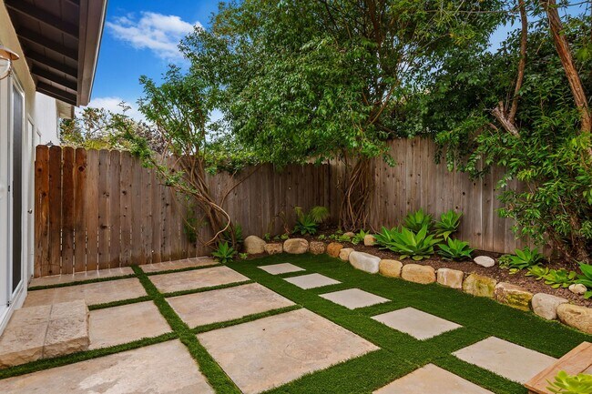 Building Photo - Welcome to this charming 2-bedroom, 1.5-ba...