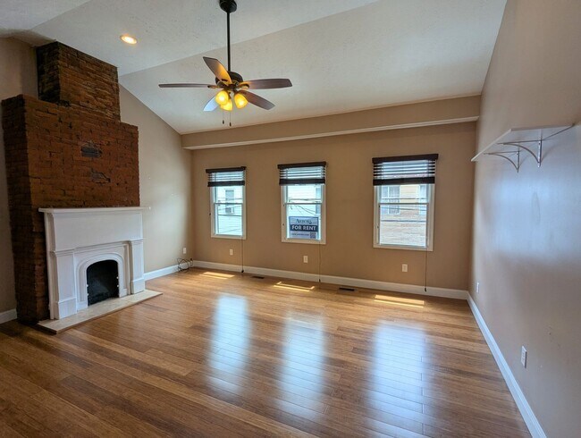 Building Photo - Spacious 2 Bedroom, 2.5 Bathroom Single Family Home (South Side Flats)