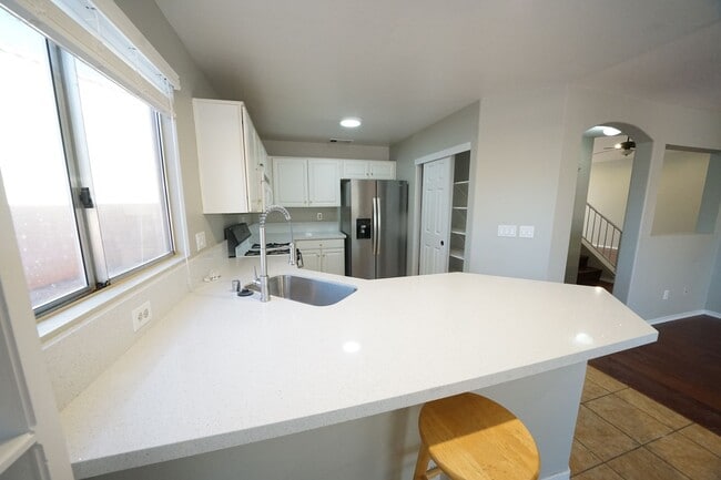 Building Photo - SHOWINGS AVAILABLE NOW