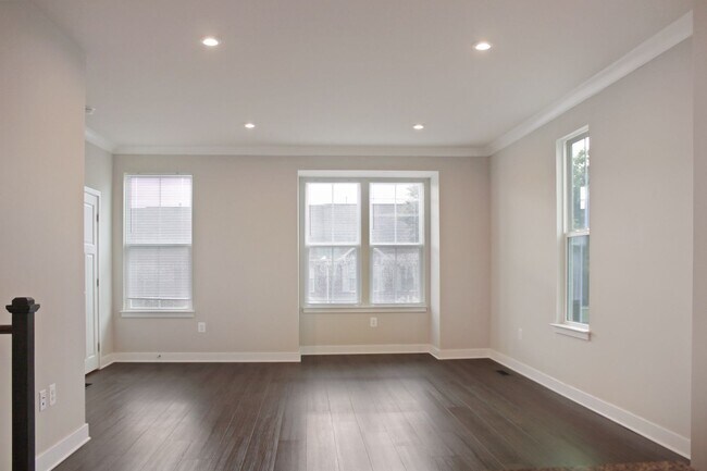 Building Photo - End-unit Townhouse with mountain views