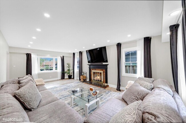 Building Photo - 1111 Plum Grove Cir