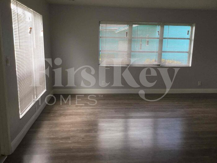 Building Photo - 1571 NW 7th Ave