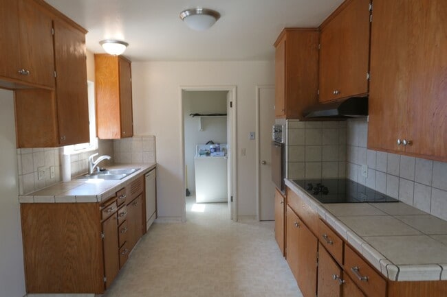 Building Photo - 614 Martinelli St