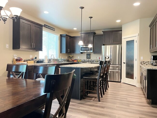 Building Photo - 4 Bedroom Home Bordering Covington and Kent
