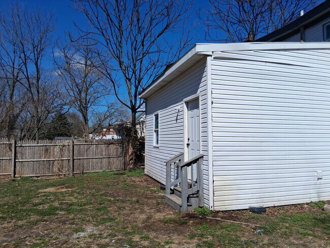 Building Photo - 530 Columbia Ave