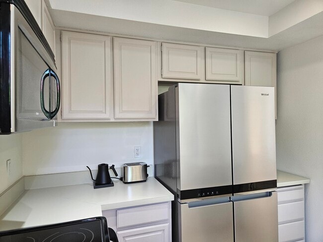 Building Photo - 2501 N Indian Canyon Dr