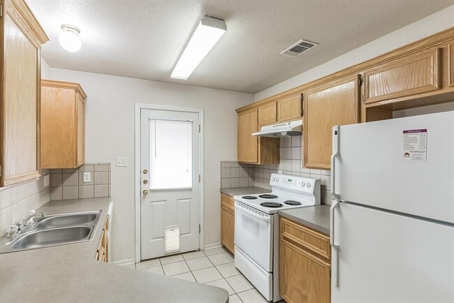 Building Photo - 319 Cedar Ridge Dr