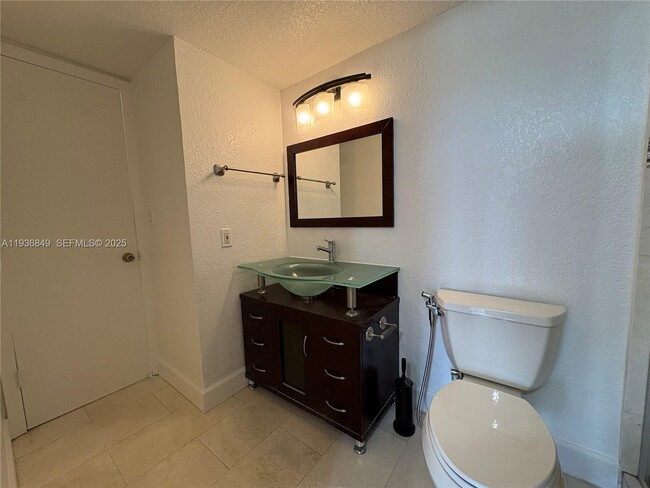 Building Photo - 9350 Fontainebleau Blvd