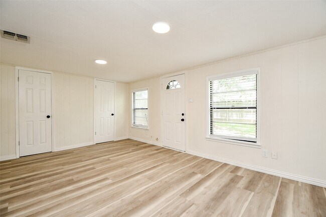 Building Photo - 162 Bluebonnet St
