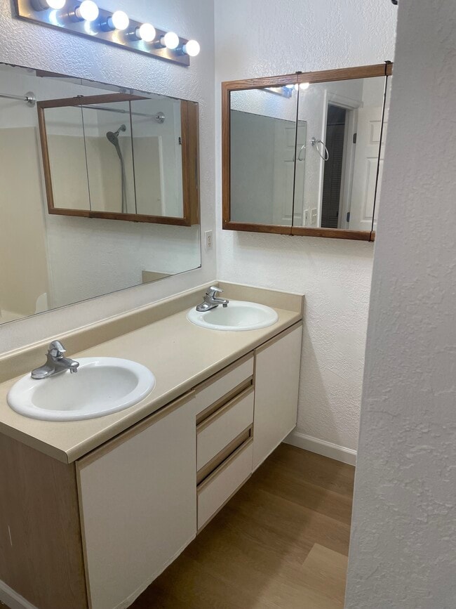 Building Photo - 722 Cedar St