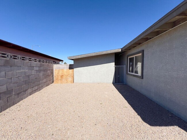 Building Photo - 4 bedrooms, 2 bathrooms home located in Henderson