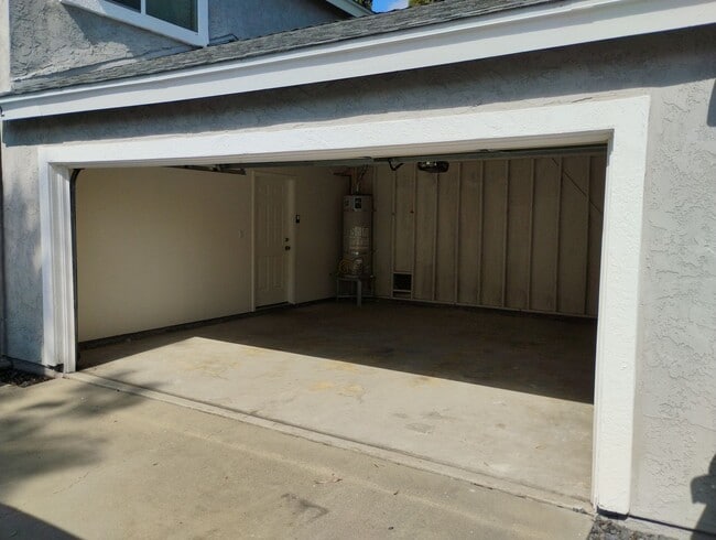 Building Photo - Like new 4 BR/3 Full Baths