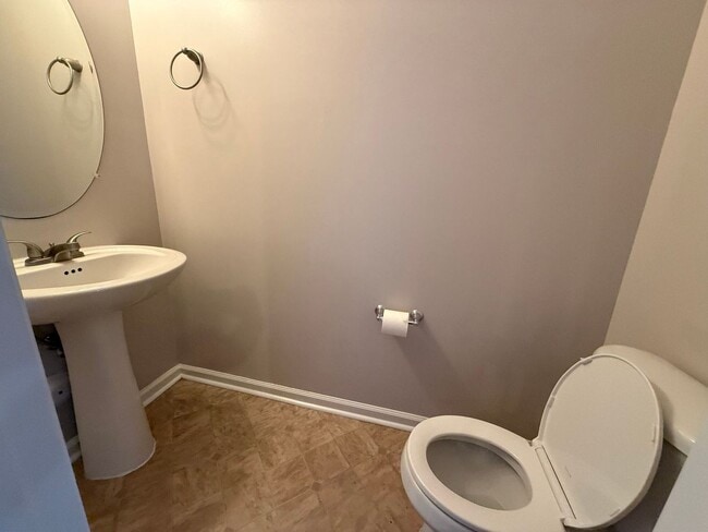 Building Photo - Nice 2 bedroom, 2.5 bath townhouse