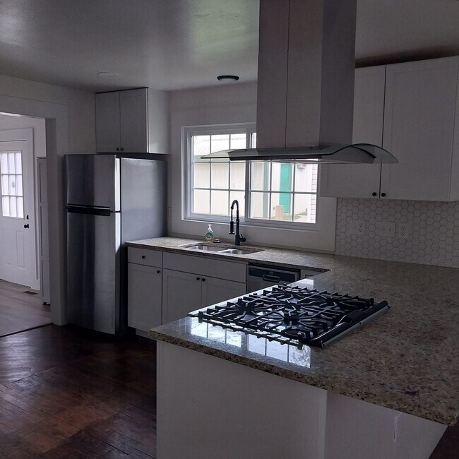 Building Photo - Cottage Style Dollhouse with $300/mo utility allowance!