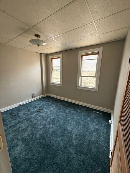 Building Photo - 1363 Capouse Ave
