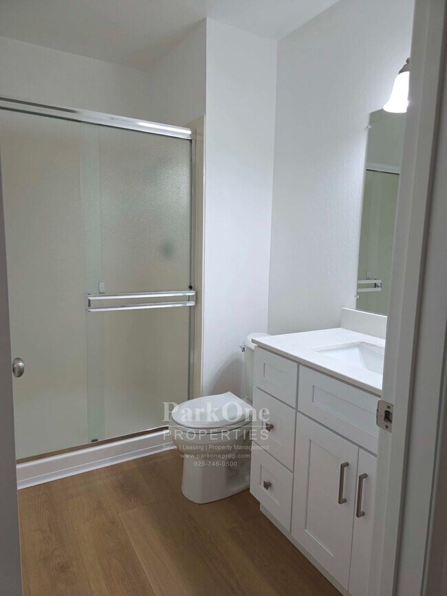 Building Photo - Spacious and Updated Heather Farms Townhome for Lease