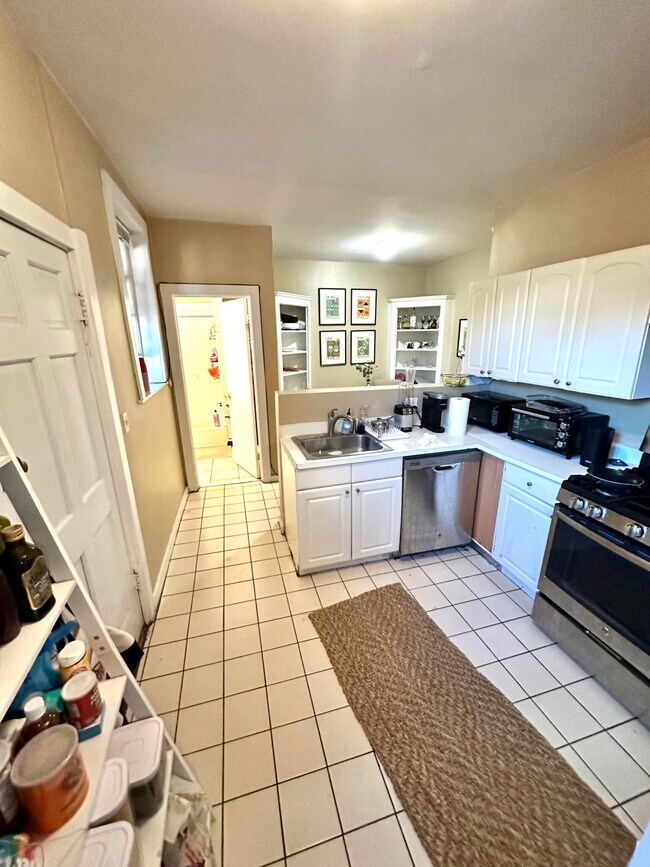 Building Photo - 68 Egmont St