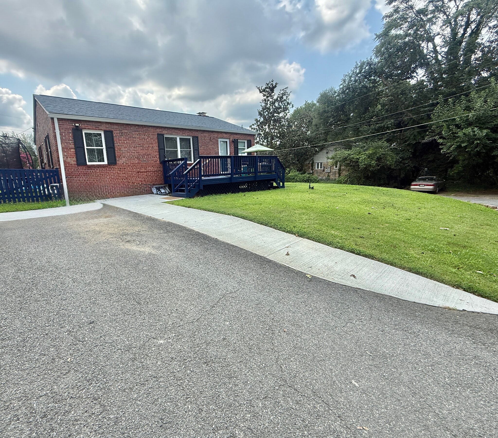 Building Photo - 2712 James Dr